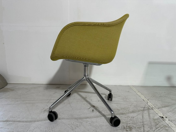 Sillón Muuto Fiber amarillo verdoso - Base giratoria con ruedas – Sillones, Textile (photo 5 of 6)