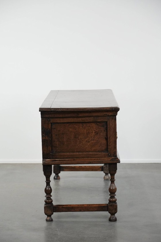 Image 1 of Antiek Engels dressoir uit begin 18e eeuw gemaakt van eikenhout 