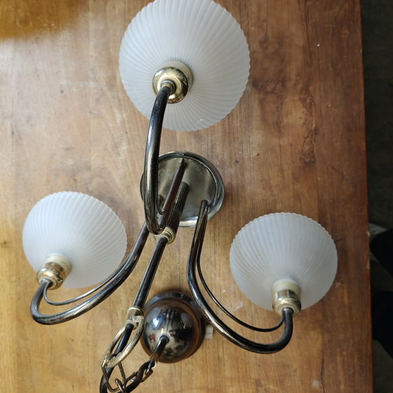 Image 1 of Lampadario vintage a 3 bracci con paralumi in vetro satinato a coste.