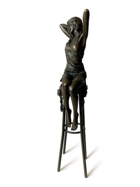 Image 1 of Élégante dame de bronze