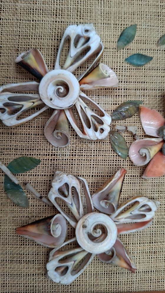 Image 1 of Dipinto di conchiglie d'epoca su tela di iuta