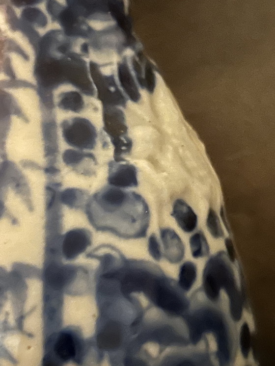 Image 1 of 2 antieke blauw witte Japanse Imari vazen 26cm met bewerkingen op het porselein 