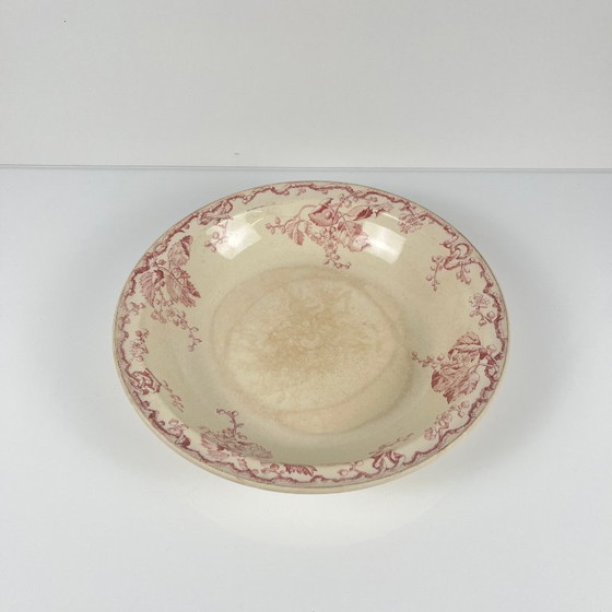 Image 1 of Ciotola da insalata in ironstone di Lunéville, modello "Fontainebleau", rosa, XIX secolo.