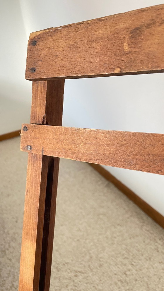 Image 1 of Antieke opklapbare houten stoel, een praktische en geometrische zitplaats. We zijn helemaal gecharmeerd van deze antieke stoel.