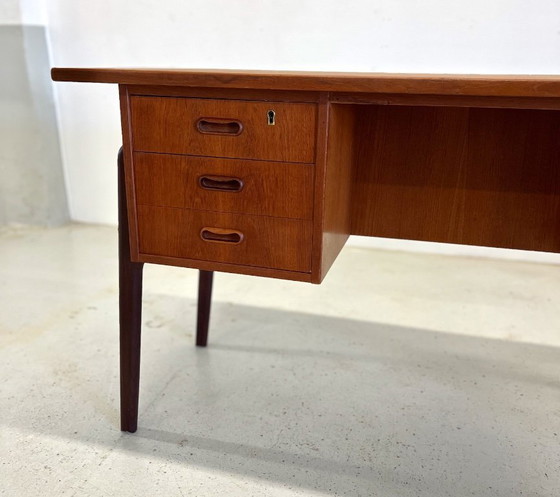 Image 1 of Dänischer Teakholz-Schreibtisch, 1960er Jahre.