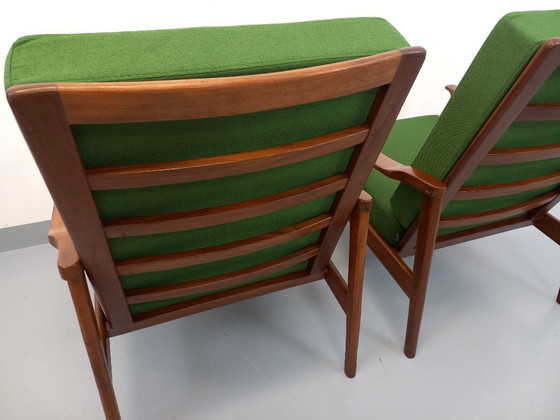Image 1 of Een paar vintage Scandinavische fauteuils van teakhout met groene stof uit de jaren 60.