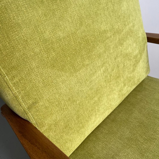 Vintage fauteuil in mid-century modern stijl: limoengroene stof, frame van beukenhout. – Wood (photo 13 of 14)