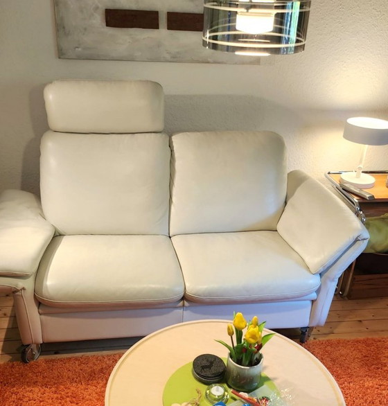 Willi Schillig 2-Sitzer Sofa mit verstellbaren Kopfstützen, Creme Leder, 2 Sitzer Sofas, Metall, Modern (Foto 4 von 5)