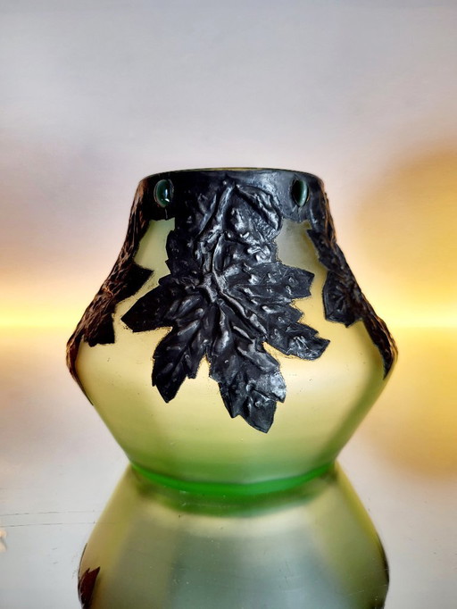 Vase Art nouveau en verre vert, décor floral avec cadre en étain, France