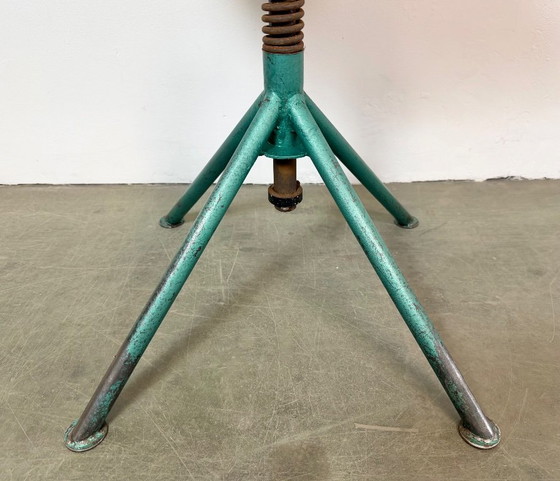Chaise d'atelier industrielle vert foncé, années 1950 – Tabourets, Iron (photo 5 of 18)