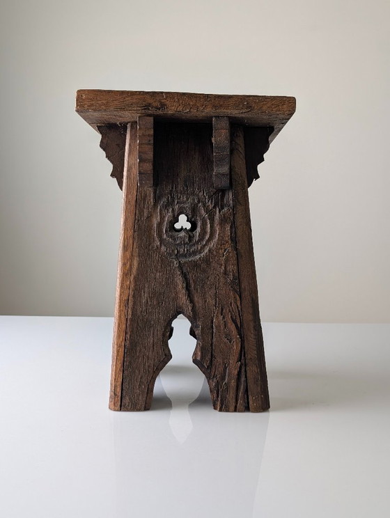Image 1 of Taburete monástico de roble con pedestal y perforaciones de trébol, estilo neogótico francés, década de 1900.