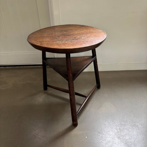Image 1 of Antique wooden tripod table, shaped as a so-called ‘Cricked table’. Late 18th century