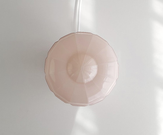 Image 1 of 1 van 3 oud roze glazen plafondlampen van Thabur in Den Haag, medium variant, art deco lamp glazen bol; NOG 3 BESCHIKBAAR