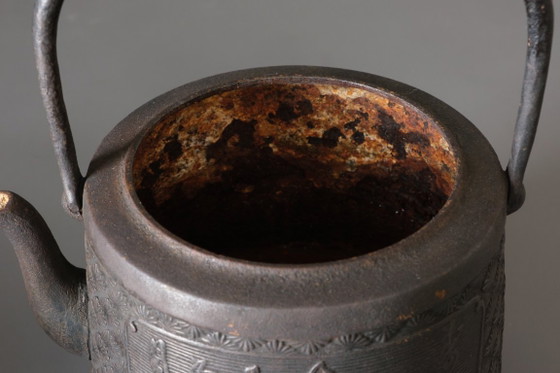 Image 1 of vintage Japanse ketel Tetsubin 鉄瓶 met reliëfontwerp