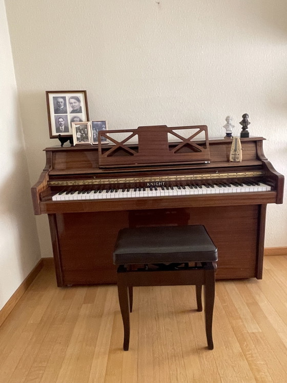 Wunderschönes Knight Piano K15 in poliertem Nussbaum – Zeitlose Klasse & Voller Klang – Wandschrank, Wood (photo 12 of 12)