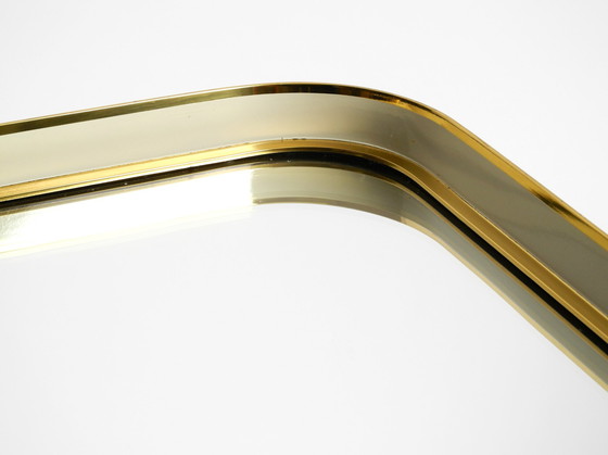 Image 1 of Prachtige originele Mid Century Moderne "Zier-Form" wandspiegel met zware messing lijst door "Münchener Zierspiegel".