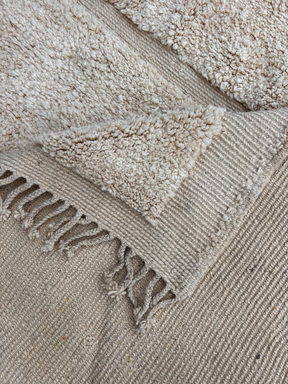 Image 1 of Moderner weißer marokkanischer Mrirt-Wollteppich 200 x 260 cm – Abstrakter handgewebter Berberteppich