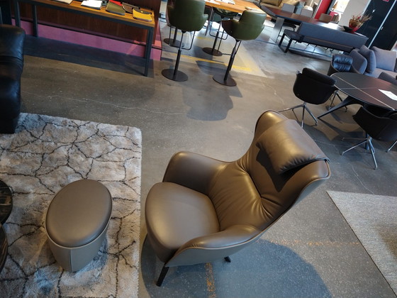 Image 1 of Fauteuil Poltrona Frau Mamy bleu avec repose-pieds