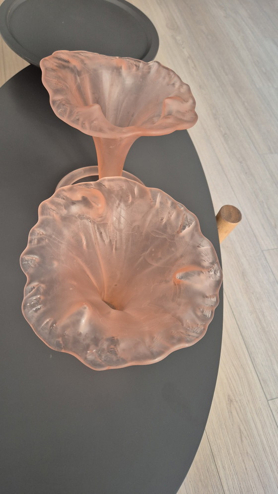 Image 1 of Een paar vintage Italiaanse vazen ​​van matroze glas, model "Lilly" — bloemkroon, trompetvormig — jaren 1930-1950