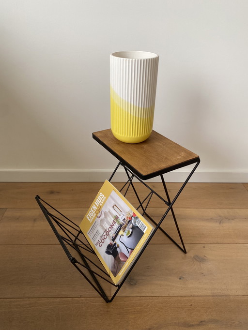 Table d'appoint pliante avec porte-revues des années 1960.