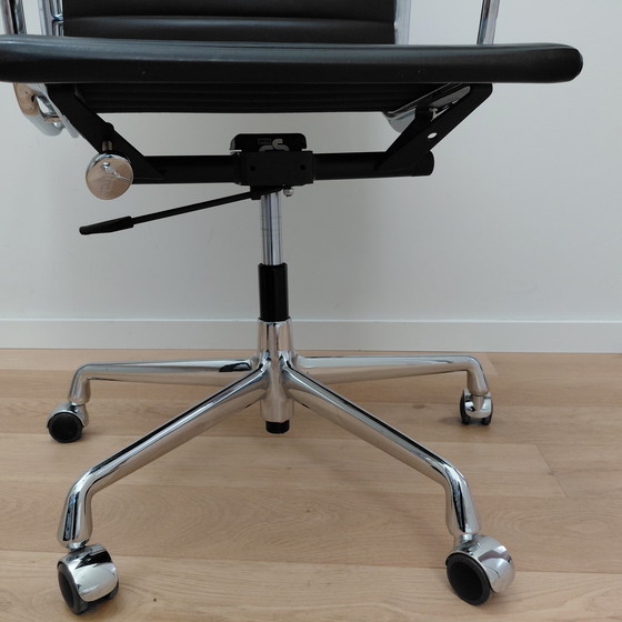 Image 1 of Vitra EA19 cuir noir, chrome