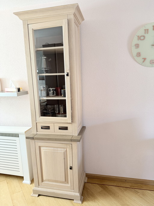 Stilvoller Vitrinenschrank