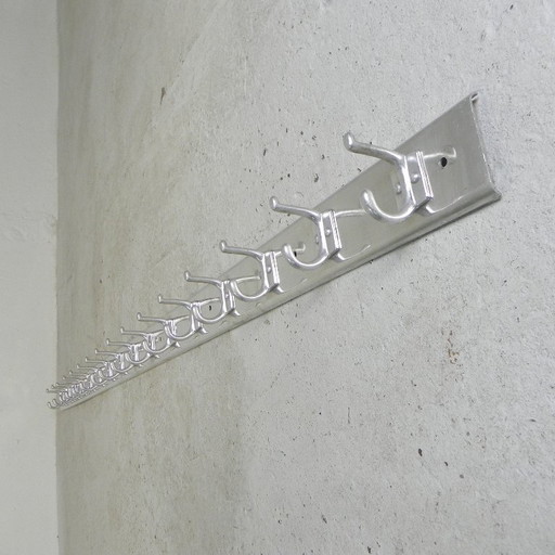 Porte-manteau mural en aluminium de 225 cm de long avec 16 crochets doubles, années 1960