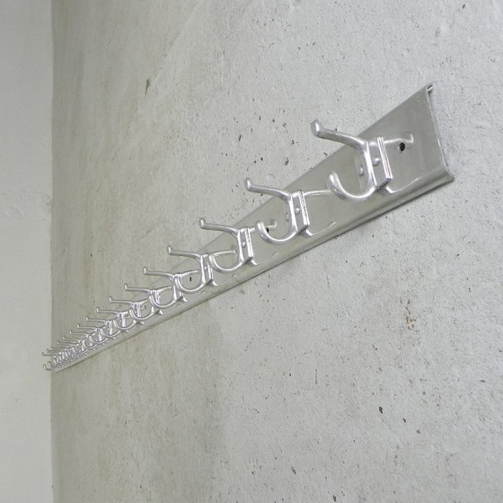 Image 1 of Appendiabiti da parete in alluminio lungo 225 cm con 16 ganci doppi, anni '60