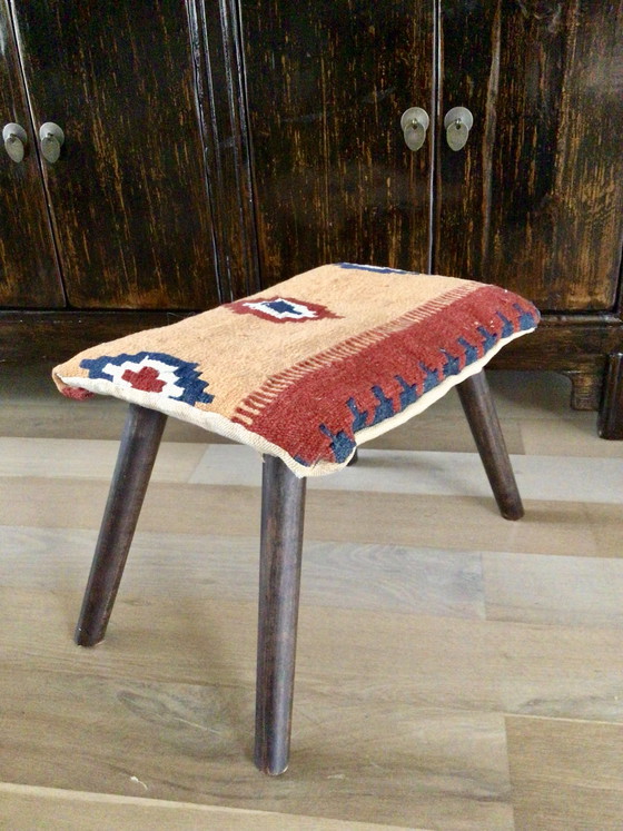 Image 1 of Pouf vintage rivestito in tessuto Kilim