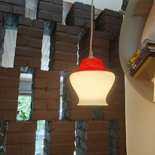 Lampada a sospensione vintage in vetro opalino con paralume rosso – impianto elettrico rinnovato – anni '60/'70
