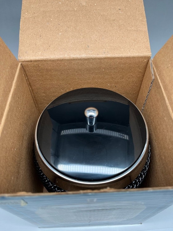 Image 1 of IJsblokjesvorm uit het midden van de 20e eeuw in ruimtevaartstijl – Merkuria Kovacs, met doos