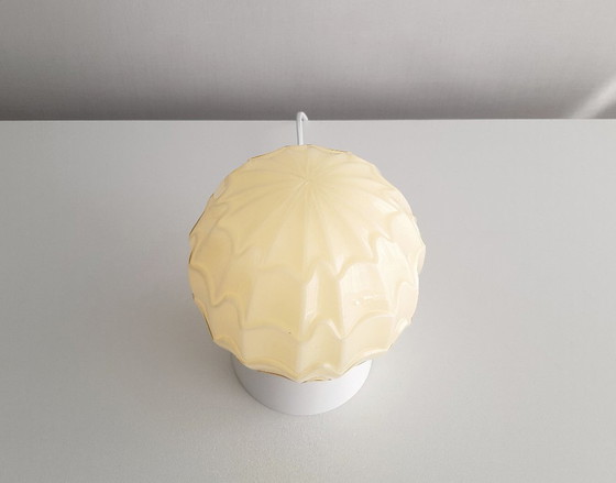 Image 1 of Beige groene glazen plafondlamp van Thabur in Den Haag, Medium variant, art deco lamp glazen bol