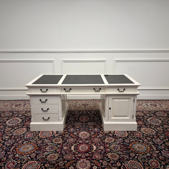 Klassiek Engels Wit Bureau – Leather, Metal (photo 4 of 20)