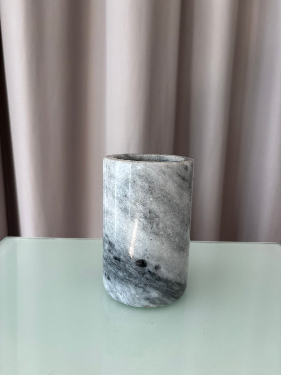 Vase cylindrique vintage en marbre gris – Marble (photo 5 of 7)