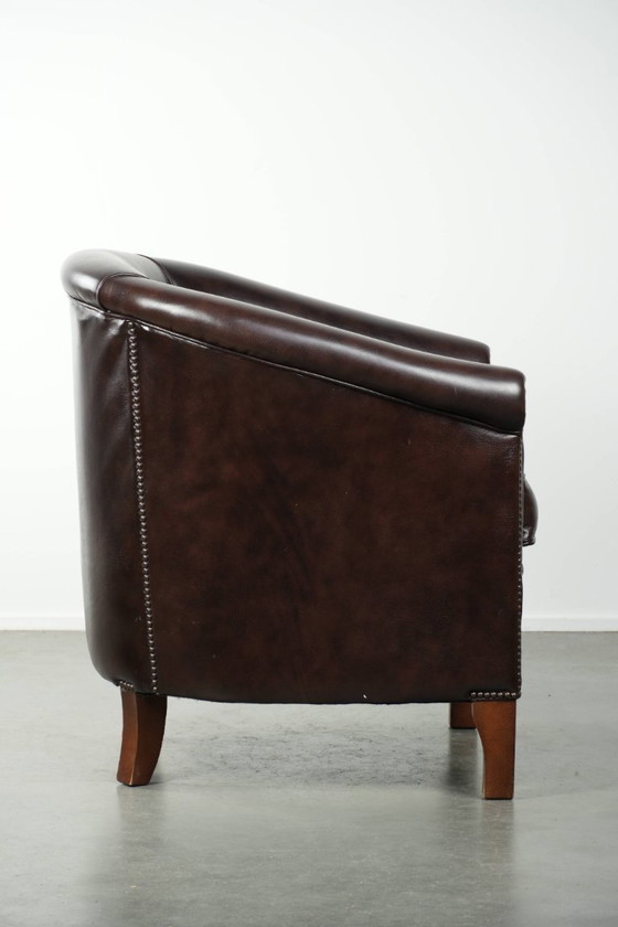 Image 1 of Donkere rundleren clubfauteuil met een tijdloos en stijlvol design in Engelse stijl