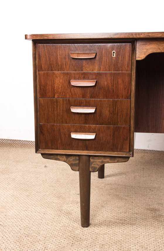 Image 1 of Bureau Danois ovale en palissandre par Gunni Omann 1960.