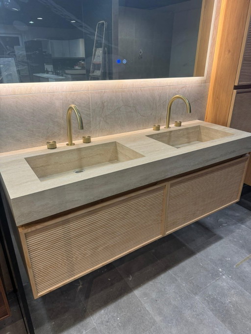 Prachtige exclusieve massief badkamermeubelset incl kolomkast kranen spiegel en wastafel !