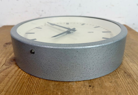 Image 1 of Graue industriell anmutende Wanduhr aus Ostdeutschland von GW, 1960er Jahre