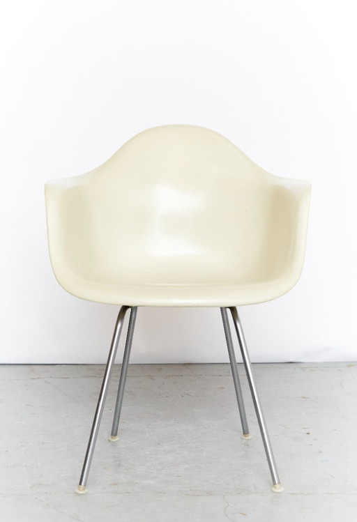 Silla Dax de fibra de vidrio color blanco roto diseñada por Charles y Ray Eames para Herman Miller.