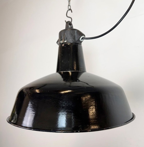 Image 1 of Industriële zwarte geëmailleerde fabriekslamp met gietijzeren bovenkant, jaren 50