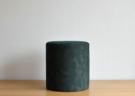 Image 1 of Ronde groene poef in Kvadrat Razzle Dazzle stof – Ø37 cm x H40 cm