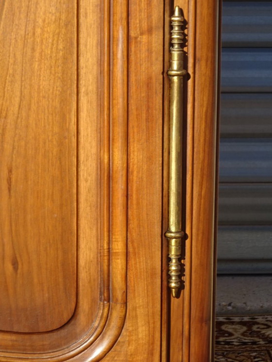 Image 1 of Armadio in noce massello in stile Luigi XV