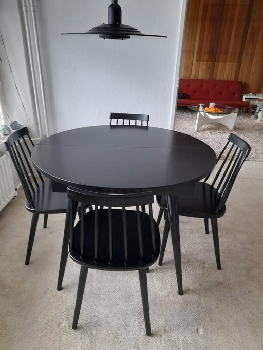 Dining room set with 4 chairs by Pastoe