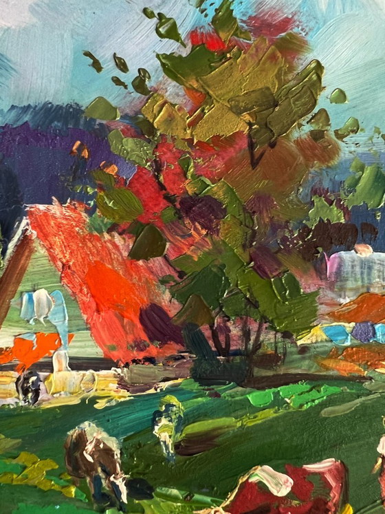 Image 1 of Mucche al pascolo nel villaggio