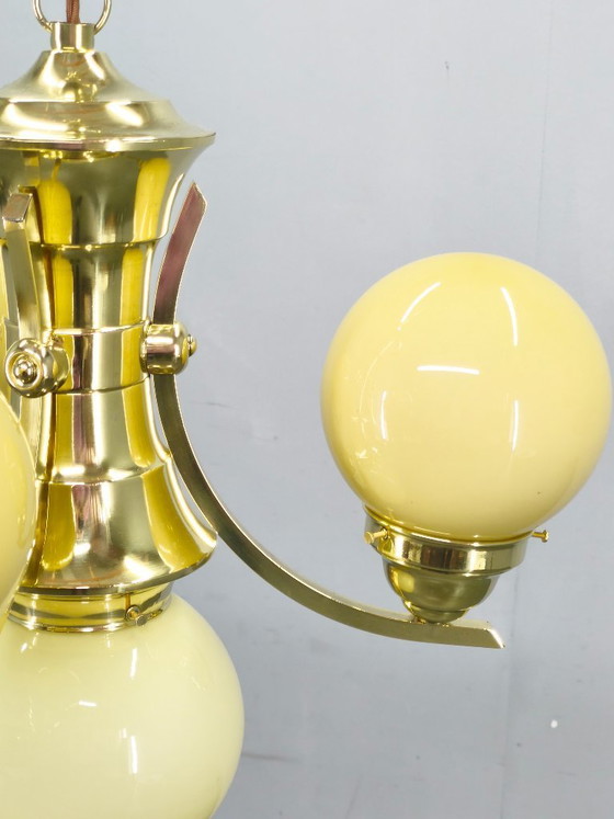 Image 1 of Lámpara de araña Art Déco de latón y cristal opalino, década de 1930.