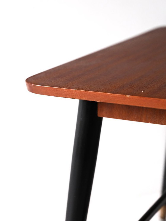 Image 1 of Table basse scandinave vintage en teck à roulettes