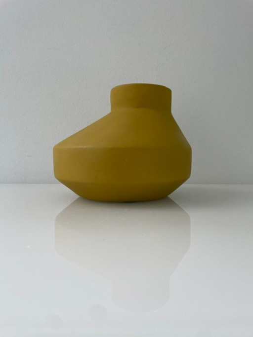Vaso in ceramica fatto a mano color giallo senape, Atelier OT