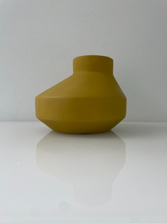 Image 1 of Vaso in ceramica fatto a mano color giallo senape, Atelier OT