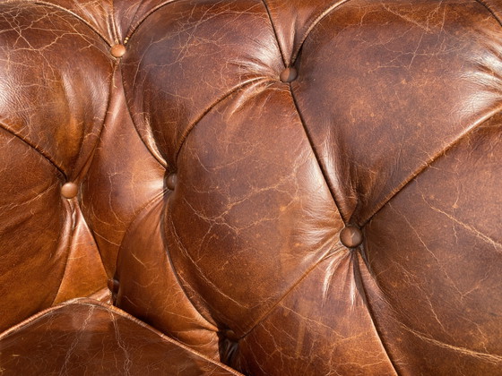 Image 1 of Bellissima e robusta poltrona Chesterfield inglese, sigari, cognac