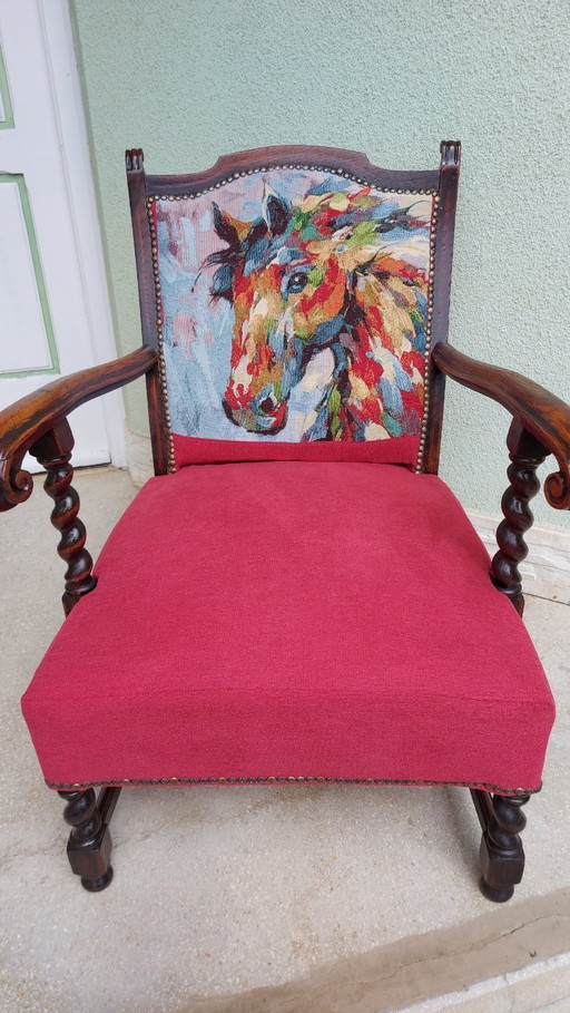 Gerestaureerde fauteuil in koloniale stijl met wandtapijt met paardenmotief